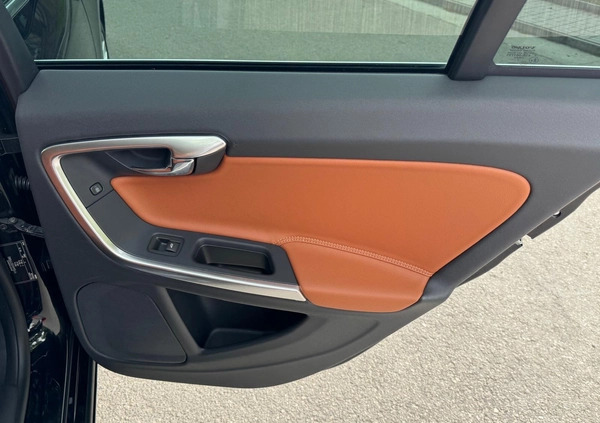 Volvo V60 cena 55900 przebieg: 210000, rok produkcji 2014 z Puławy małe 596